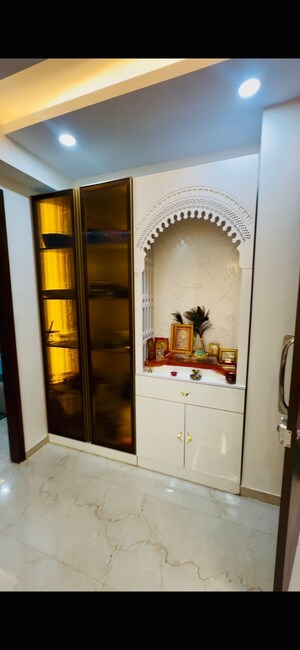 Building Lobby in 2.5 BHK Builder Floor at Smart World Gems, Sector 89 – for Sale