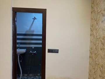 Furnished Amenities in 3 BHK Builder Floor at Aya Nagar – for Sale