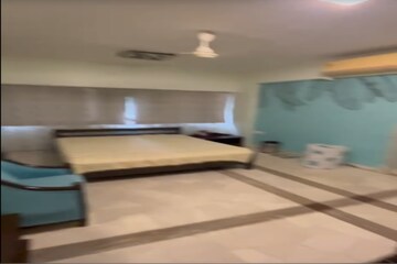 Room in 3 BHK Builder Floor at Juhu Road – for Rent