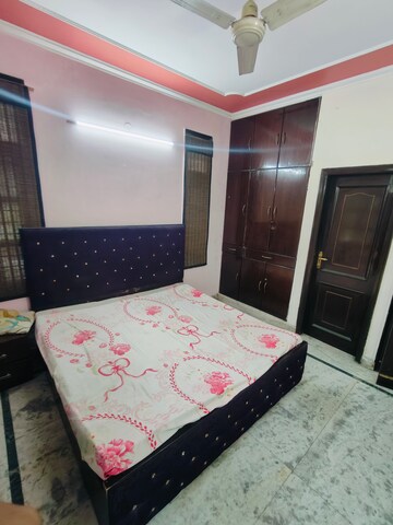 Bedroom in 3 BHK Builder Floor at Sushant Vyapaar Kendra, Sector 43 – for Rent