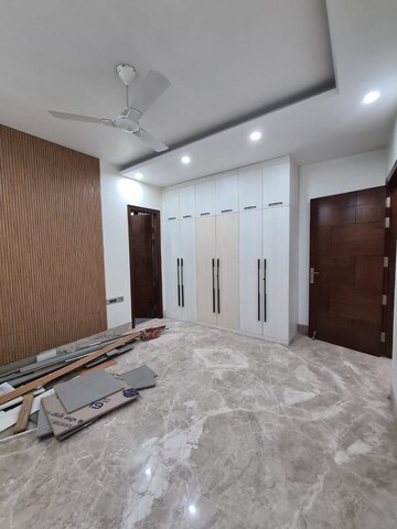 Room in 5 BHK Independent House at Sector 105 – for Rent