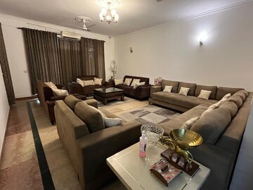 Team Area in 6 BHK Independent House at RWA Apartments Sector 50, Sector 50 – for Rent