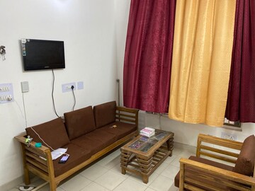 Living Room in 1.5 BHK Builder Floor at Ansal Sushant Lok I, Sector 43 – for Rent