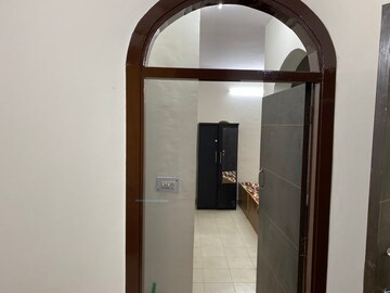 Building Lobby in 1.5 BHK Builder Floor at Ansal Sushant Lok I, Sector 43 – for Rent