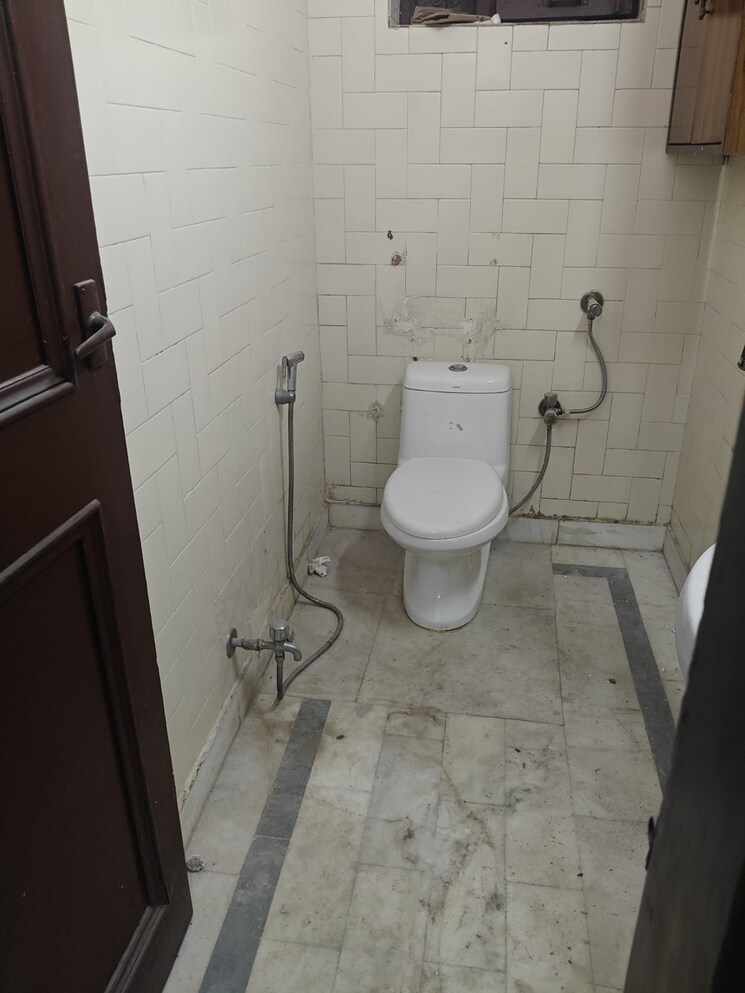 Bathroom, shivalik colony 3 Bedroom 200 Sq.Yd. Builder Floor In Shivalik Colony Delhi 8969252