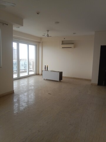 Room in 4 BHK Apartment at Conscient Heritage Max, Sector 102 – for Rent