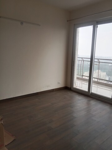 Room in 4 BHK Apartment at Conscient Heritage Max, Sector 102 – for Rent