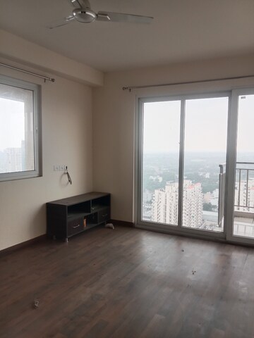 Room in 4 BHK Apartment at Conscient Heritage Max, Sector 102 – for Rent