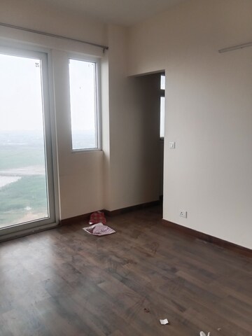 Room in 4 BHK Apartment at Conscient Heritage Max, Sector 102 – for Rent