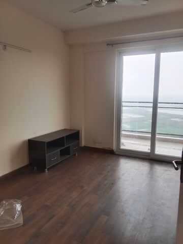 Room in 4 BHK Apartment at Conscient Heritage Max, Sector 102 – for Rent