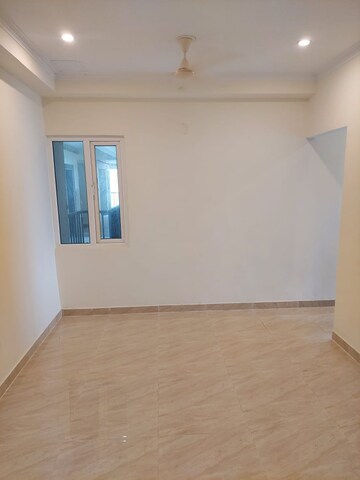 Room in 2.5 BHK Apartment at Gaur Yamuna City, Gaur Yamuna City – for Rent