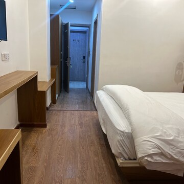 Bedroom in  Pg at Dlf City Phase 3 – for Rent