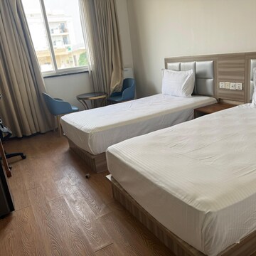 Bedroom in  Pg at Dlf City Phase 3 – for Rent