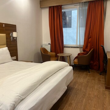 Pg For Rent in Dlf City Phase 3