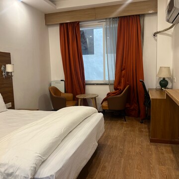 Bedroom in  Pg at Dlf City Phase 3 – for Rent