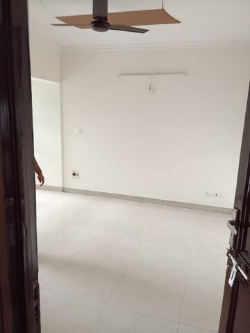 Room in 3 BHK Apartment at Mahesh Apartments, Vasundhara Enclave – for Rent