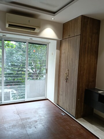 Room in 2 BHK Apartment at Silver Mist CHS, Versova – for Rent