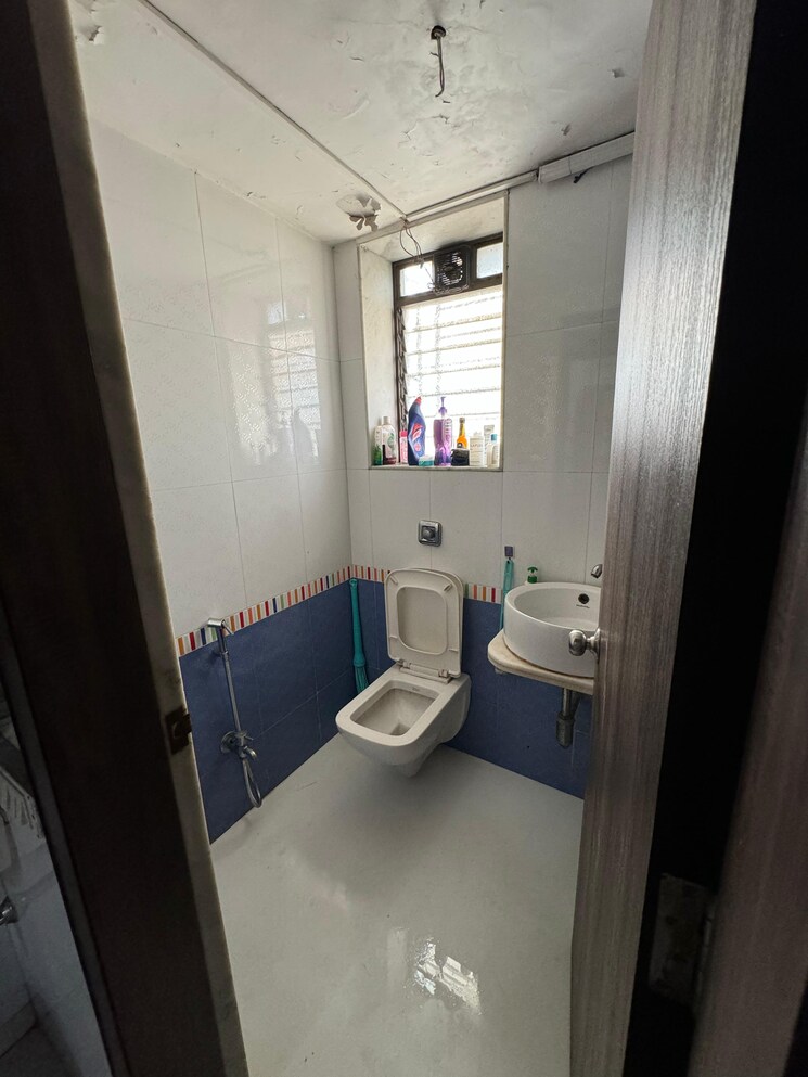 Attached Bathroom, juhu 1 Bedroom 650 Sq.Ft. Apartment In Juhu Mumbai 8969524