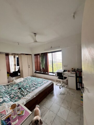 Bedroom in 5 BHK Apartment at Andheri West – for Rent