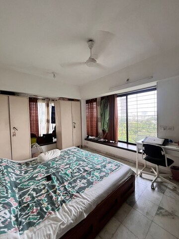 Bedroom in 5 BHK Apartment at Andheri West – for Rent