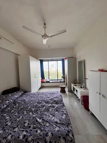 Bedroom in 5 BHK Apartment at Andheri West – for Rent