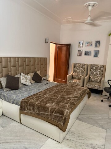 Bedroom in 3 BHK Builder Floor at Green Park – for Rent