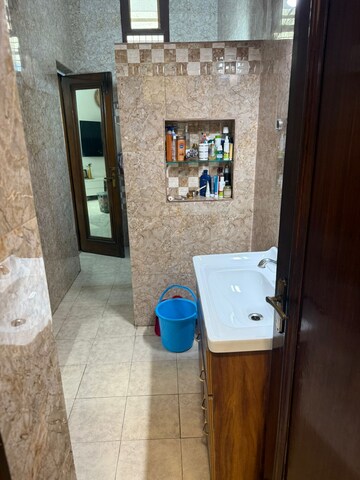 Furnished Amenities in 3 BHK Builder Floor at Green Park – for Rent