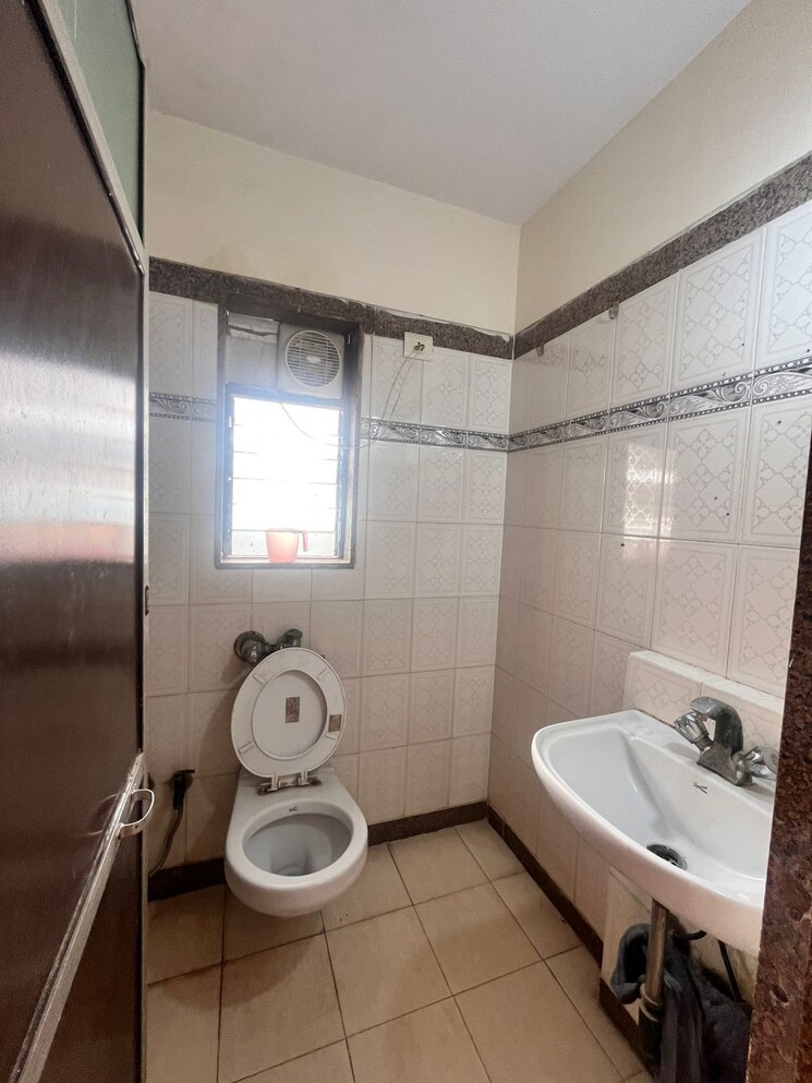Bathroom, andheri west 2 Bedroom 900 Sq.Ft. Apartment In Andheri West Mumbai 8969577