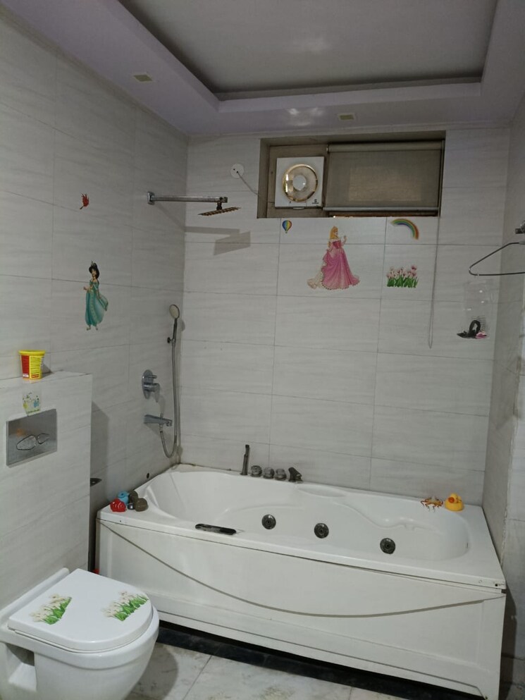 Bathroom, safdarjung enclave 2 Bedroom 1800 Sq.Ft. Builder Floor In Safdarjung Enclave Delhi 8969580