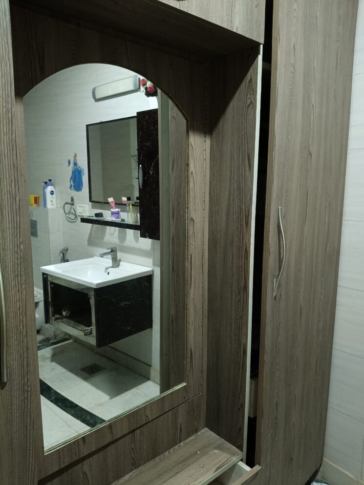 Bathroom, safdarjung enclave 2 Bedroom 1800 Sq.Ft. Builder Floor In Safdarjung Enclave Delhi 8969580