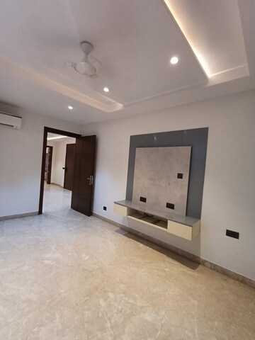 Room in 3 BHK Builder Floor at Dlf Phase ii – for Rent
