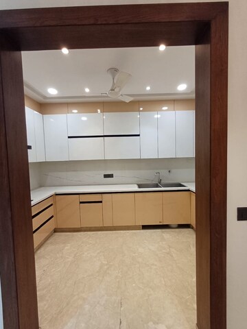 Kitchen in 3 BHK Builder Floor at Dlf Phase ii – for Rent