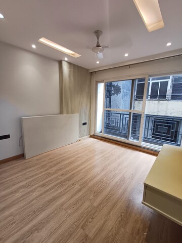Room in 3 BHK Builder Floor at Dlf Phase ii – for Rent