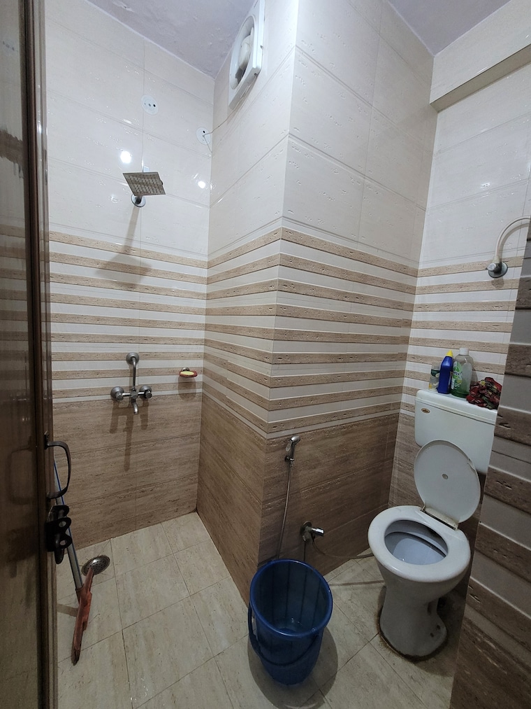 Bathroom, dilshad garden 2 Bedroom 900 Sq.Ft. Builder Floor In Dilshad Garden Delhi 8969693