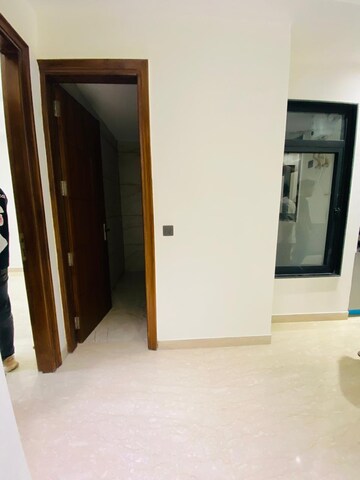 Room in 3 BHK Builder Floor at DLF Pink Town House, Dlf City Phase 3 – for Rent