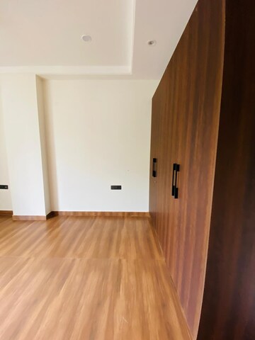 Room in 3 BHK Builder Floor at DLF Pink Town House, Dlf City Phase 3 – for Rent