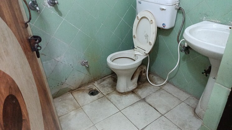 Bathroom, vaishali sector 5 1 Bedroom 545 Sq.Ft. Builder Floor In Vaishali Sector 5 Ghaziabad 8969817