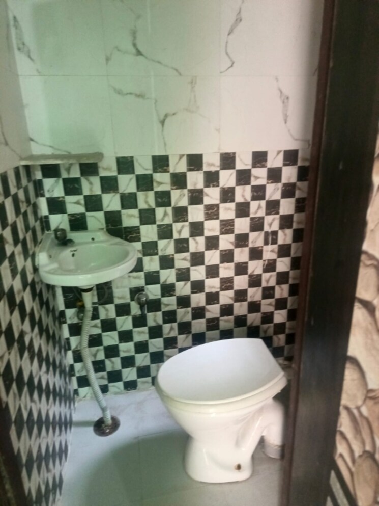 Bathroom, sector 31 2 Bedroom 1150 Sq.Ft. Builder Floor In Sector 31 Noida 8969889