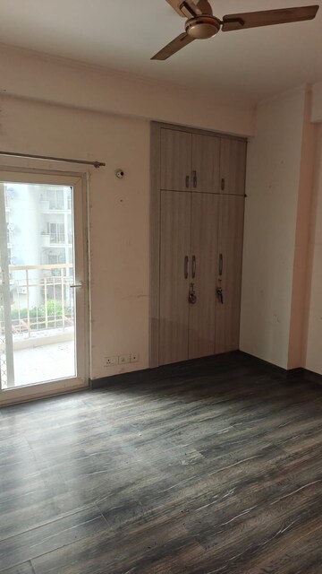 Room in 3 BHK Builder Floor at Prateek Wisteria, Sector 77 – for Rent