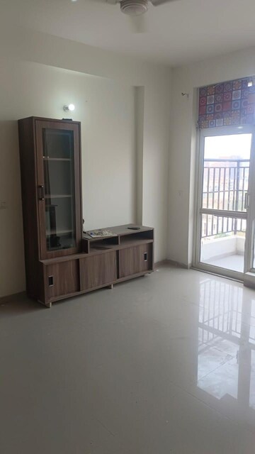 Room in 3 BHK Apartment at Omaxe Residency, Gomti Nagar – for Rent