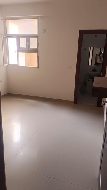 Room in 3 BHK Apartment at Omaxe Residency, Gomti Nagar – for Rent