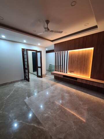 Room in 6 BHK Independent House at Sector 100 – for Rent