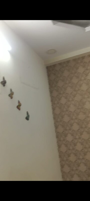 Room in 3 BHK Builder Floor at Mahaveer Homes 2, Gaur City 1 – for Rent