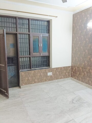 Room in 3 BHK Builder Floor at Sector 37 – for Rent