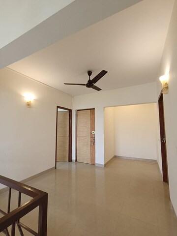 Room in 3 BHK Apartment at Rushi Tower, Andheri West – for Rent