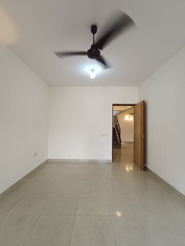 Room in 3 BHK Apartment at Rushi Tower, Andheri West – for Rent