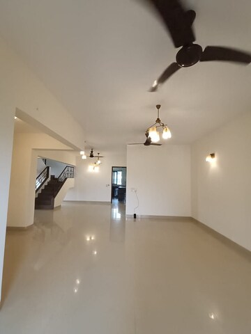 Room in 3 BHK Apartment at Rushi Tower, Andheri West – for Rent