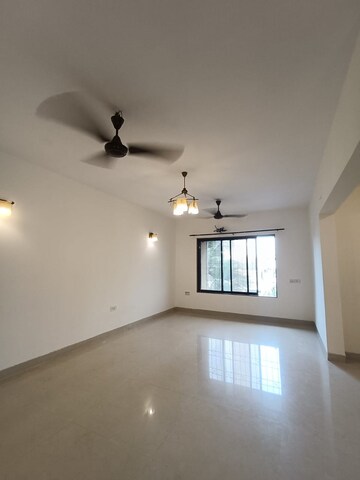Room in 3 BHK Apartment at Rushi Tower, Andheri West – for Rent