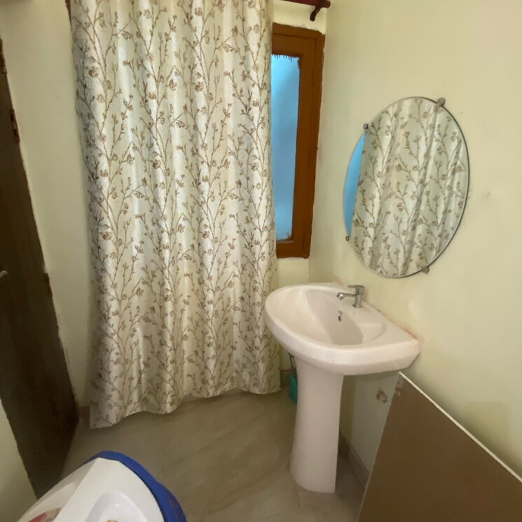 Bathroom, vineet khand Pg For Girls In Vineet Khand 8970510