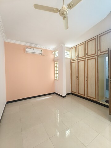 Room in 2 BHK Builder Floor at Hsr Layout – for Rent